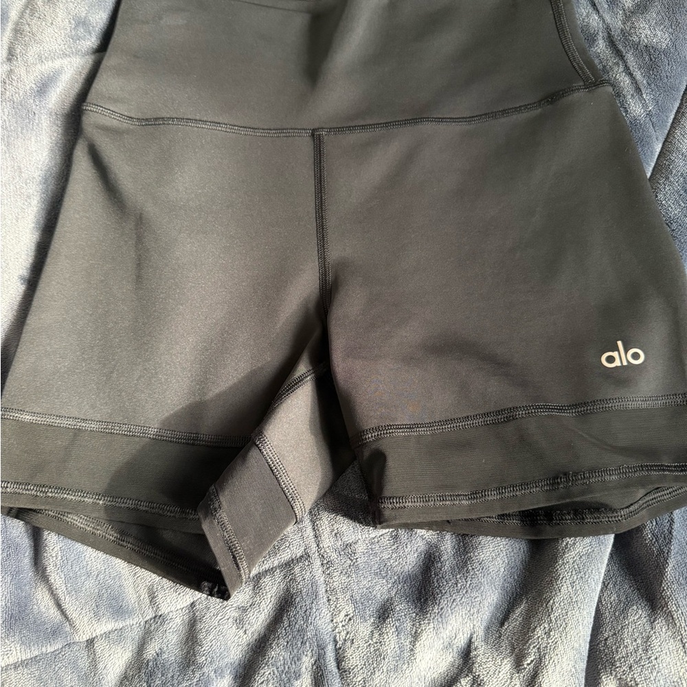 ALO Yoga Women's 5" Airlift Double Trouble Biker Short
Color: Black size medium